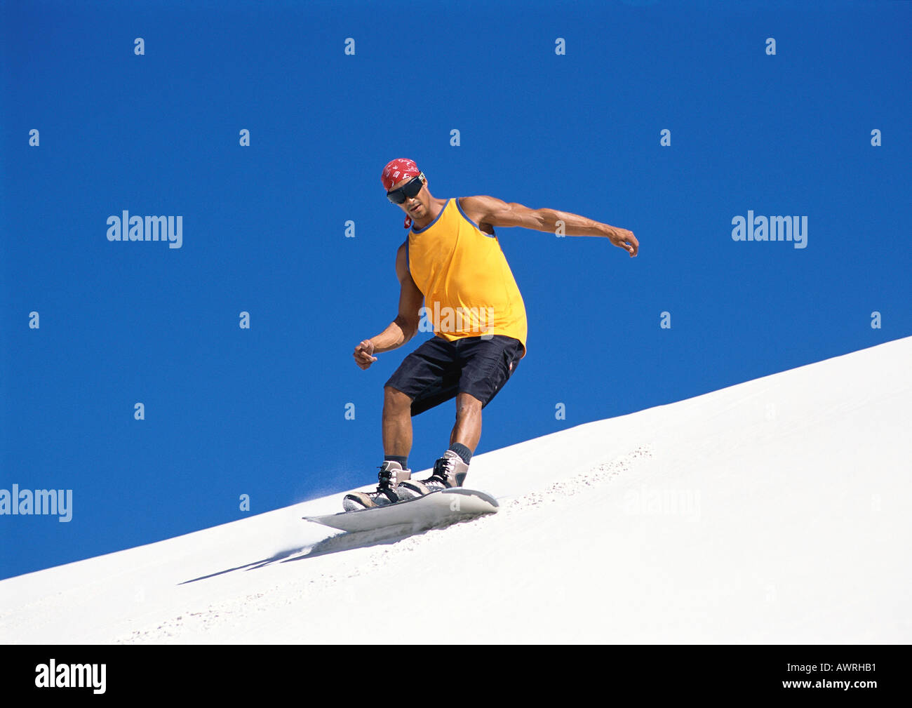 Mann, snowboarding, niedrigen Winkel Ansicht. Stockfoto