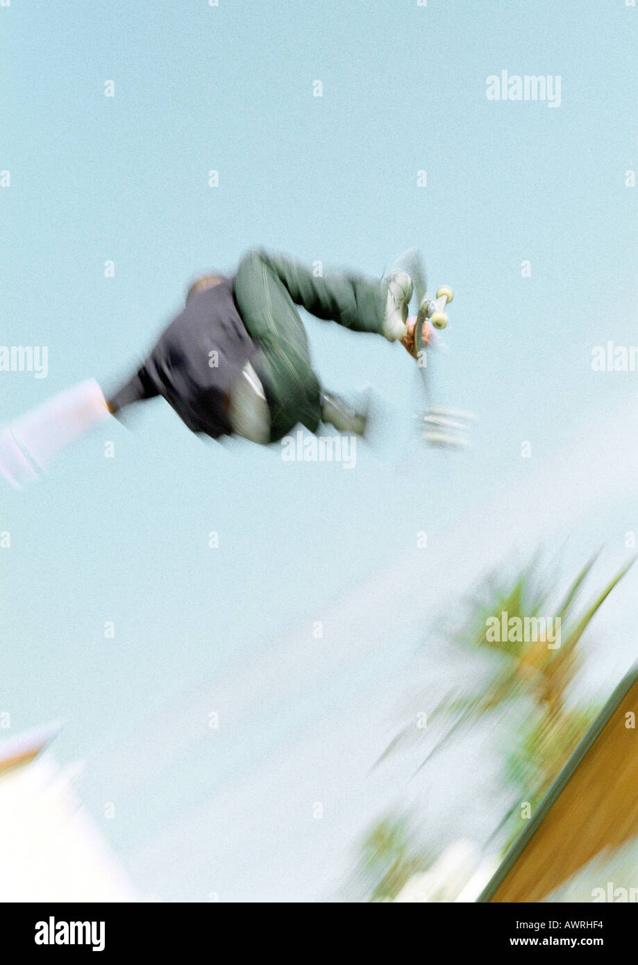 Junger Mann auf Skateboard, springen, Luft, niedrigen Winkel. Stockfoto