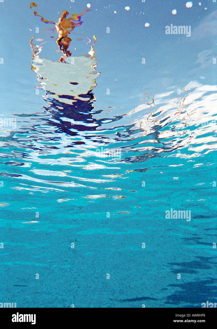 Stehende Person auf Sprungbrett zu tauchen, Unterwasser-Blick. Stockfoto