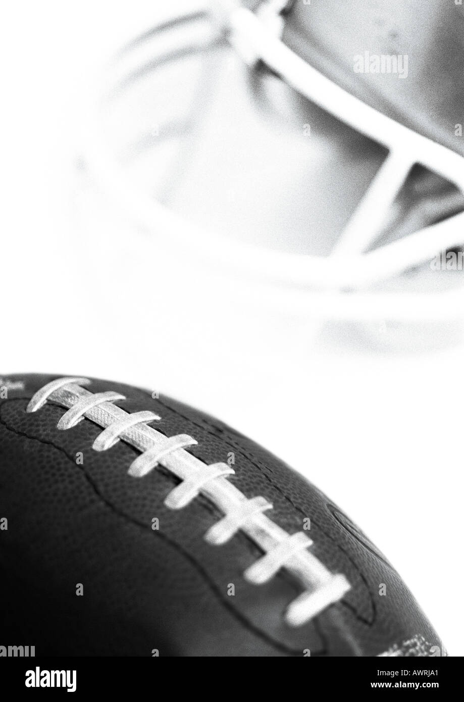 Fußball und Helm, Nahaufnahme, b&w. Stockfoto