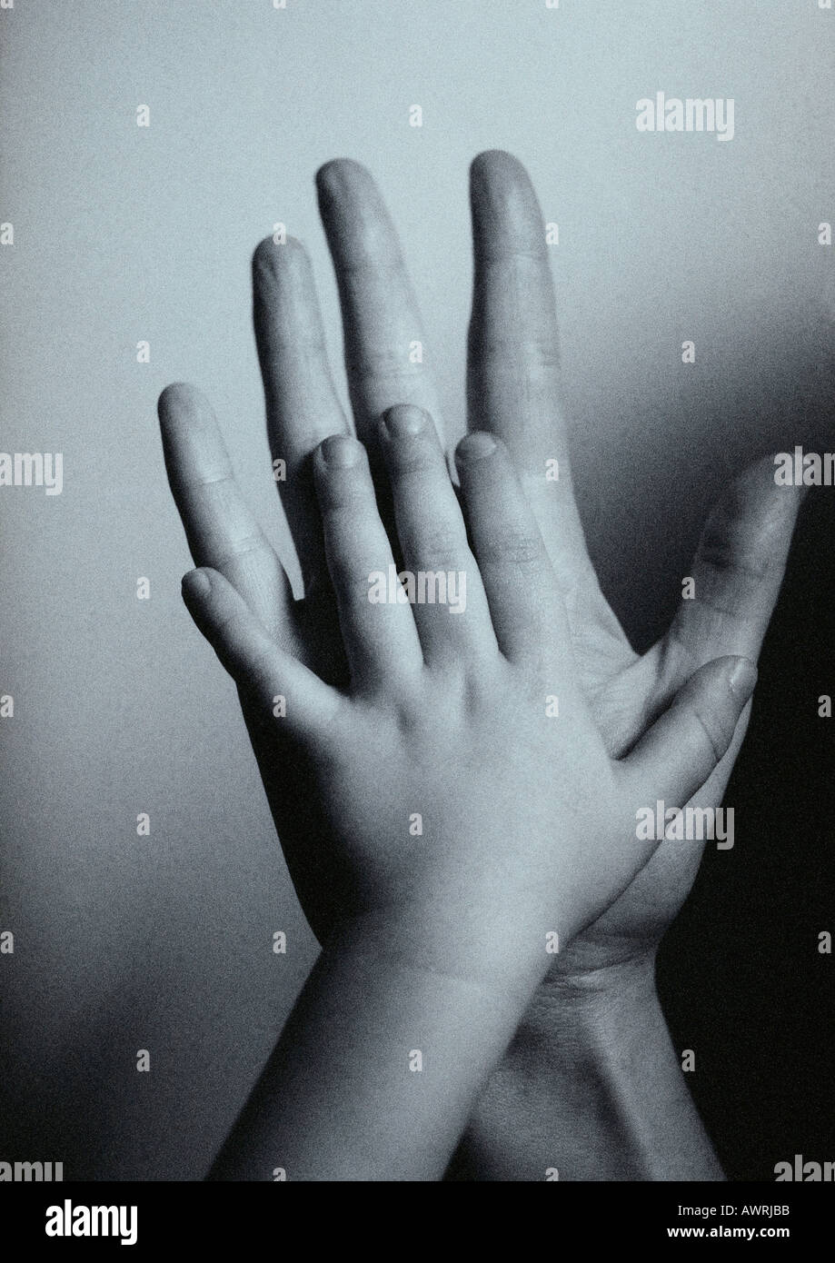 Kinderhand gegen Mannes Hand, Handflächen, Nahaufnahme Stockfoto