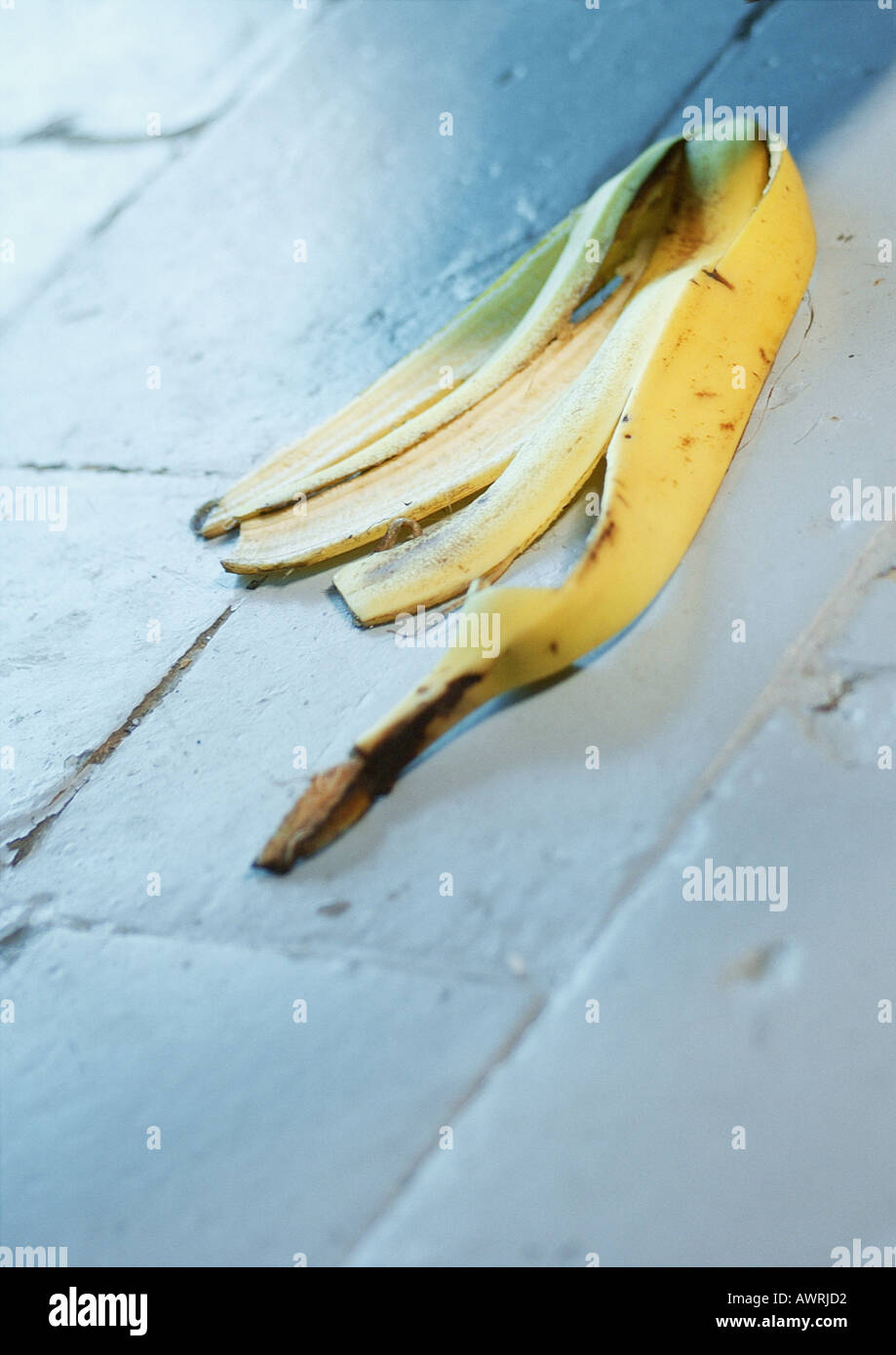 Bananenschale auf dem Boden Stockfoto