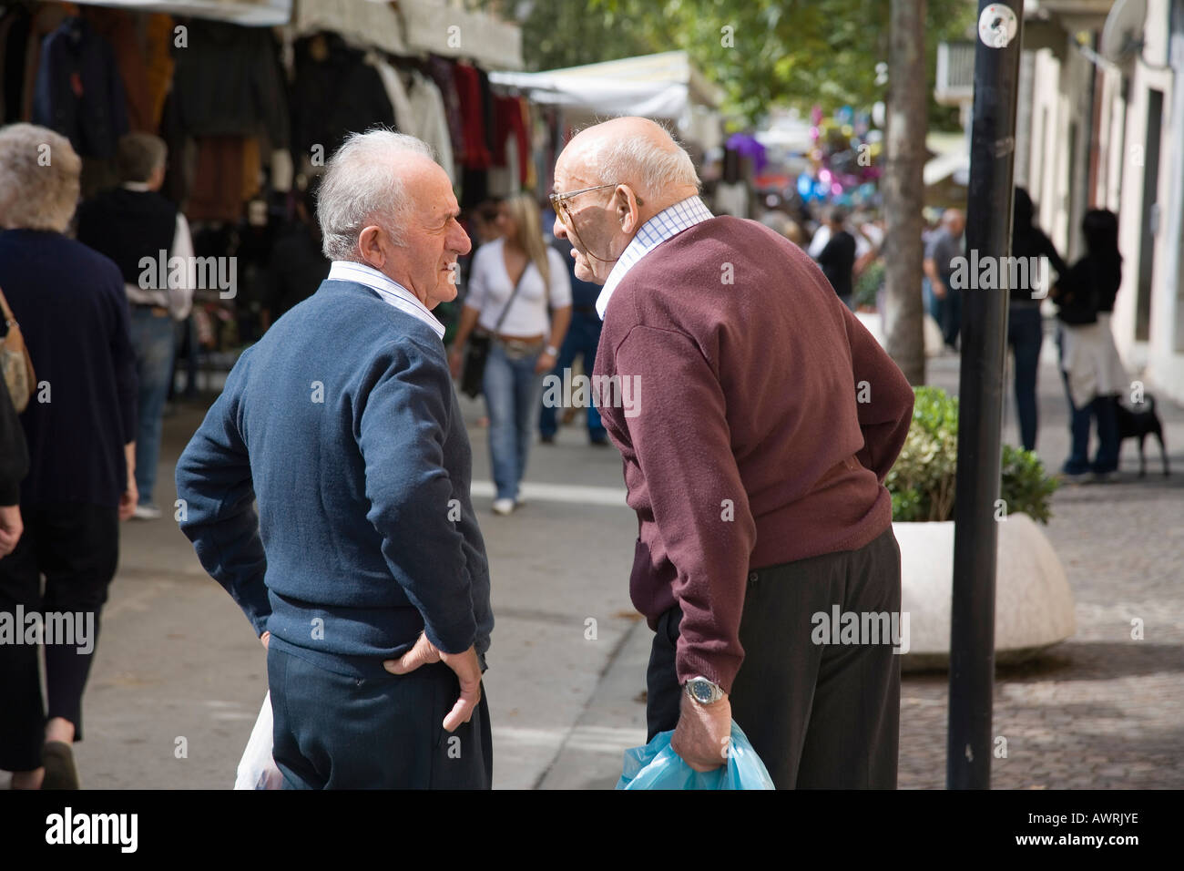 Intensive Konversation Fotos Und Bildmaterial In Hoher Auflösung Alamy 