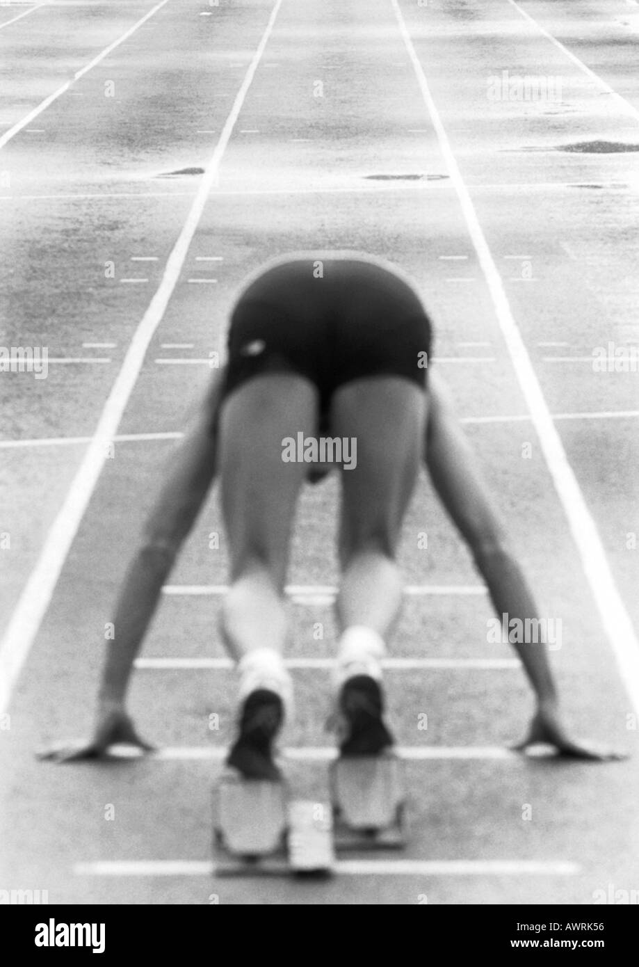 Männliche Läufer im Startblock, Rückansicht, b&w Stockfoto