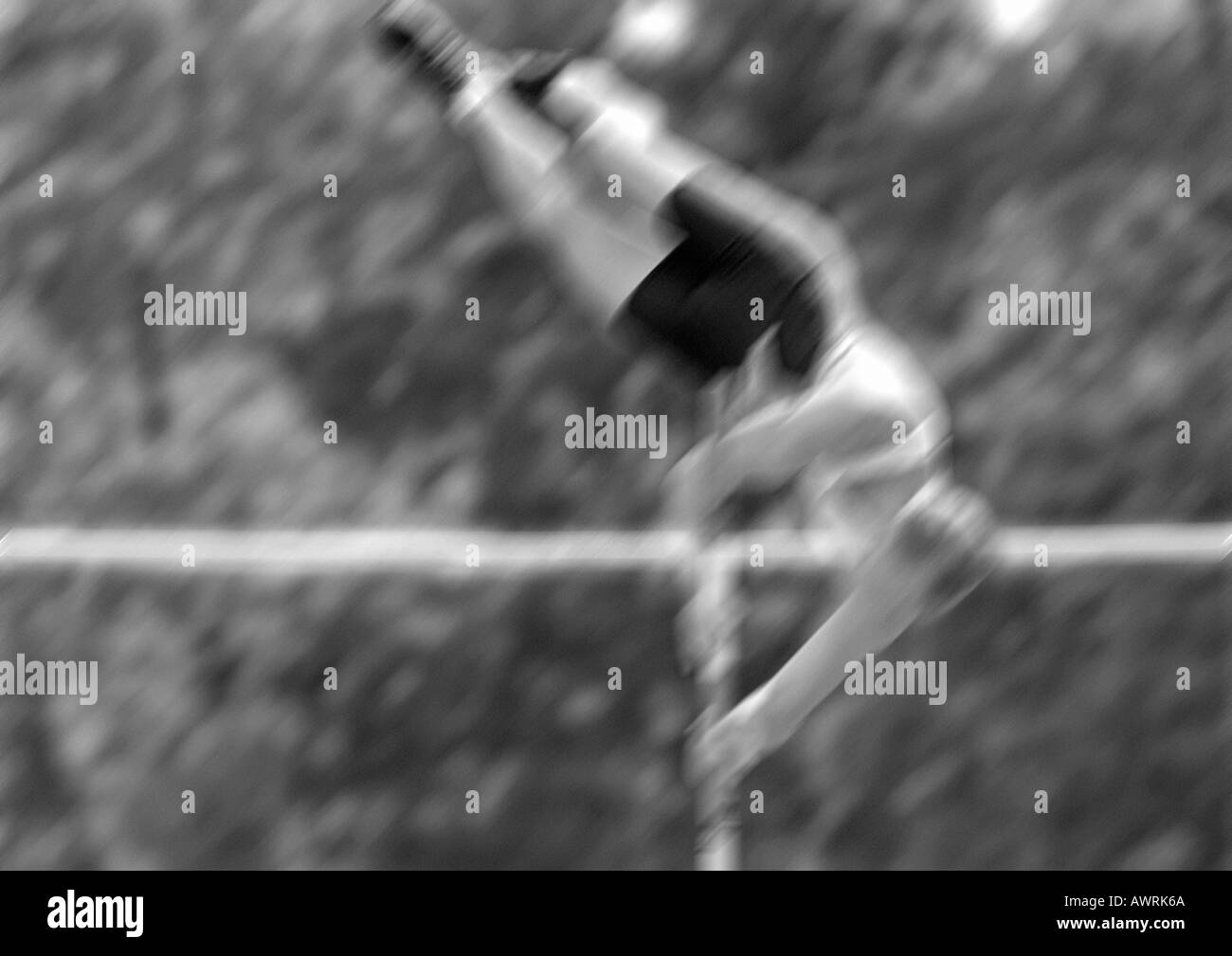 Männlichen Pol Springer geschwungen, unscharf Bewegung, b&w Stockfoto