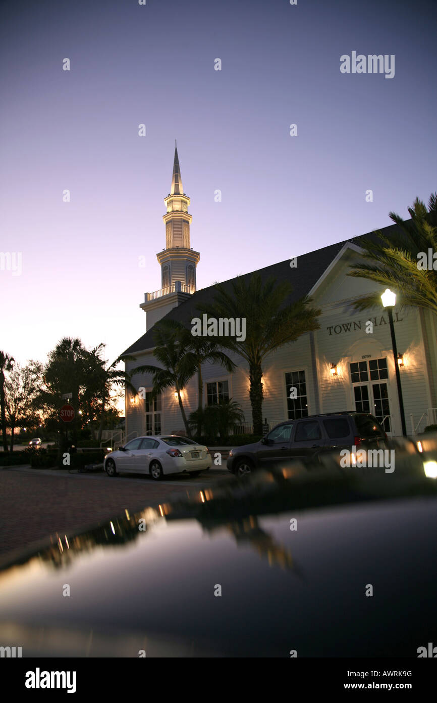 Tradition-Rathaus in der Abenddämmerung, Port St. Lucie, FL, USA Stockfoto