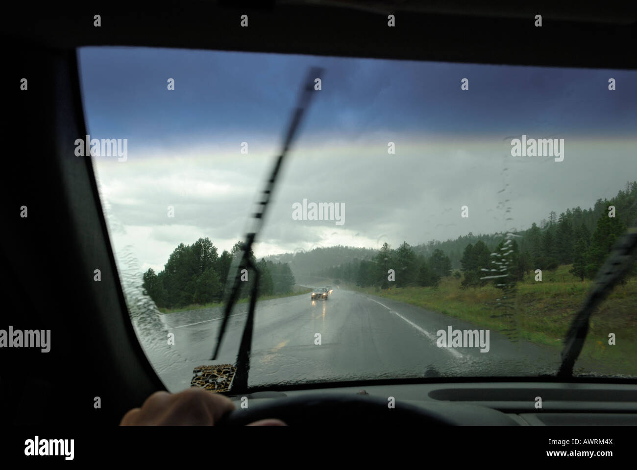 Fahren im Sommer Regen Sturm entlang Lake Mary Road in der Nähe von Flagstaff, Arizona aus Sicht der Fahrer Stockfoto