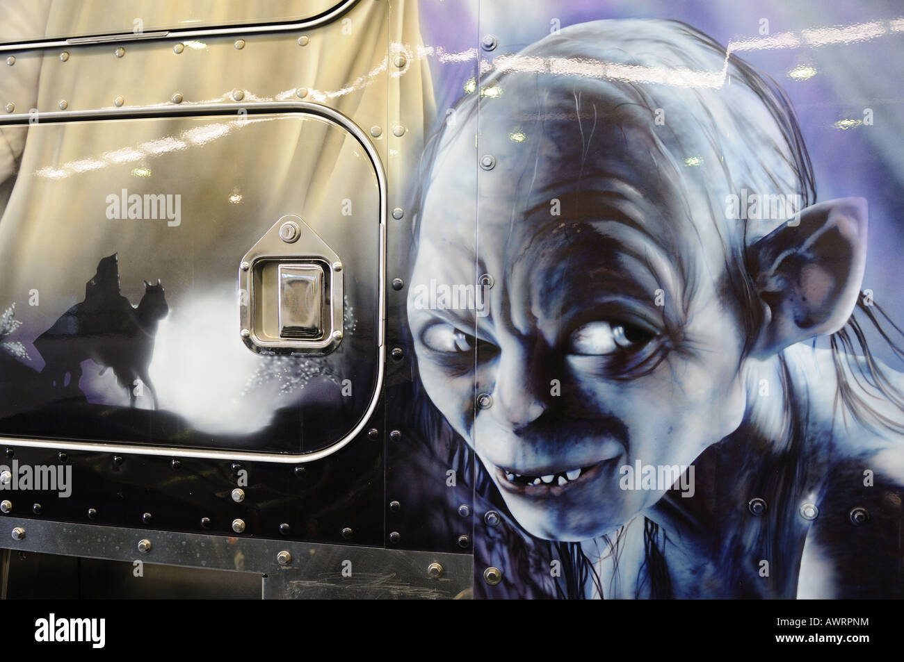 Ein Kenworth T904 LKW mit Airbrush Lackierung mit einem Herr der Ringe-Thema. Stockfoto