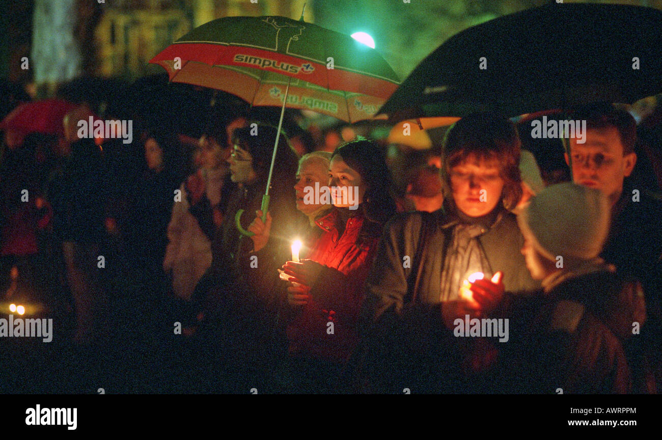 Leute an einen Gottesdienst für den verstorbenen Papst Johannes Paul II, Poznan, Polen Stockfoto