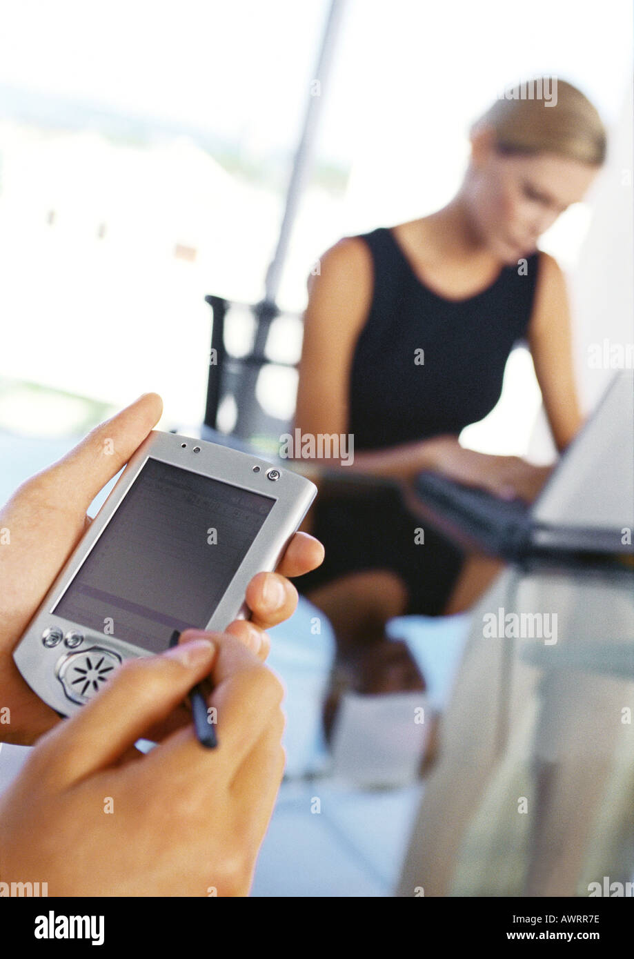 Hände halten Taschencomputer, Geschäftsfrau, die mit computer Stockfoto