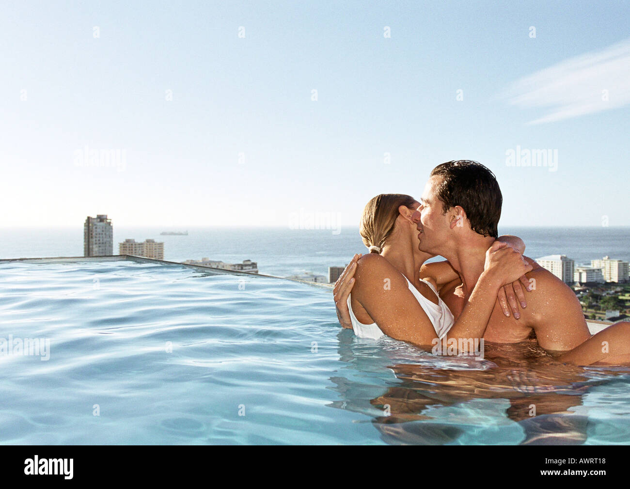 Paar küssen im pool Stockfoto