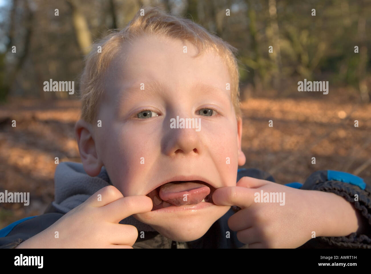 Jungen im Alter von 5 zieht ein Gesicht Stockfoto
