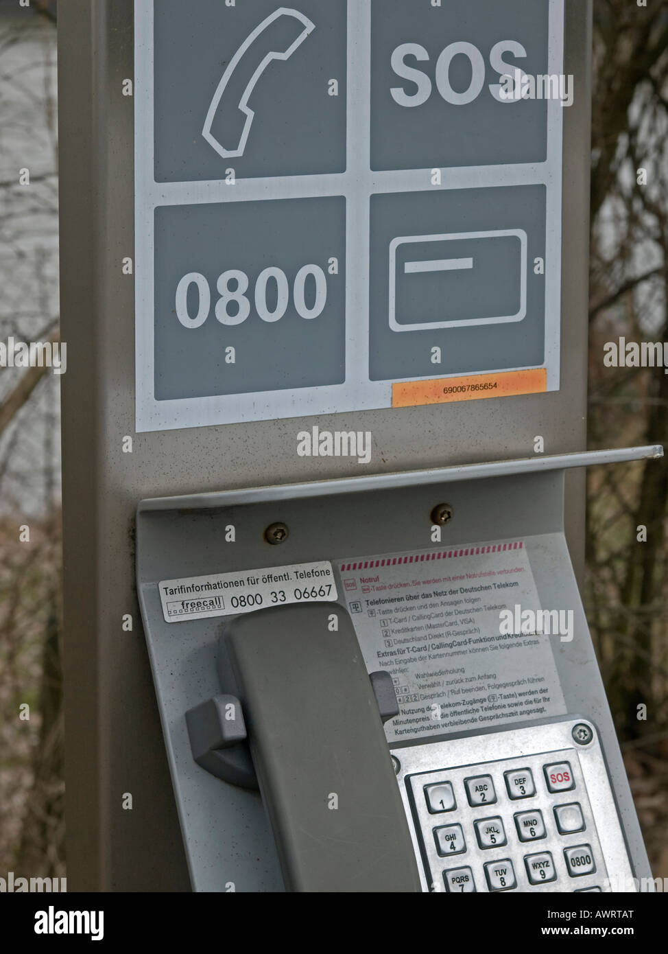 moderne Telefonzelle auf einer Säule mit SOS-Nummer um Hilfe Stockfoto