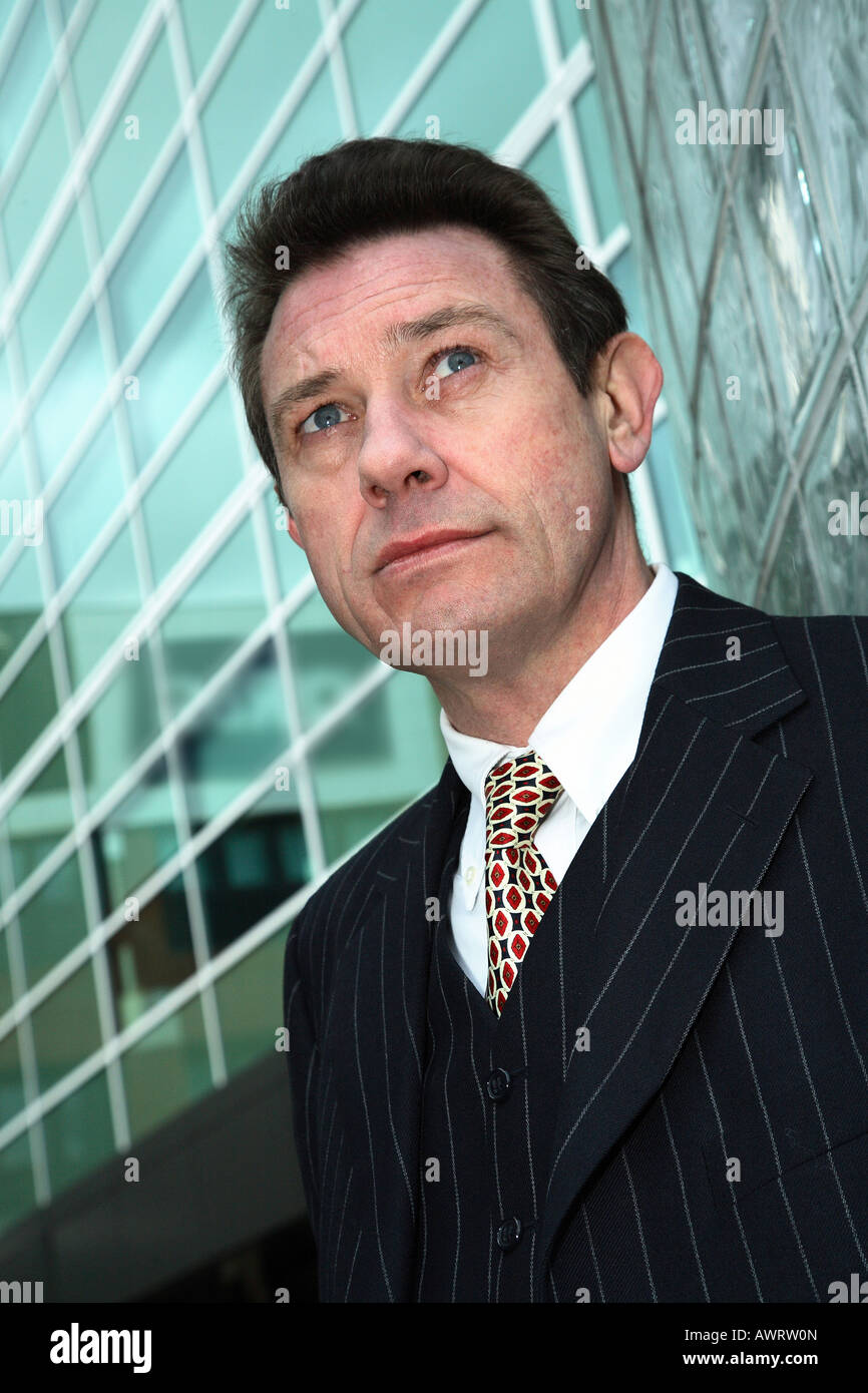 Exekutive außerhalb Bürogebäude Stockfoto