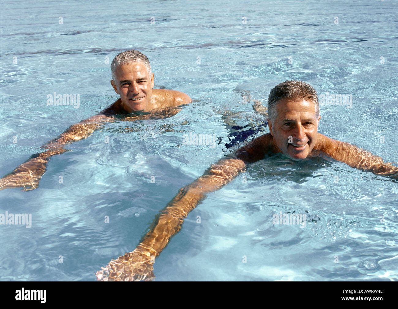 Zwei ältere Männer im Schwimmbad, Lächeln Stockfoto