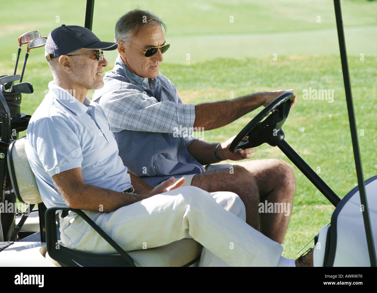 Zwei ältere Golfer im Golf-Cart, close-up, Seitenansicht Stockfoto