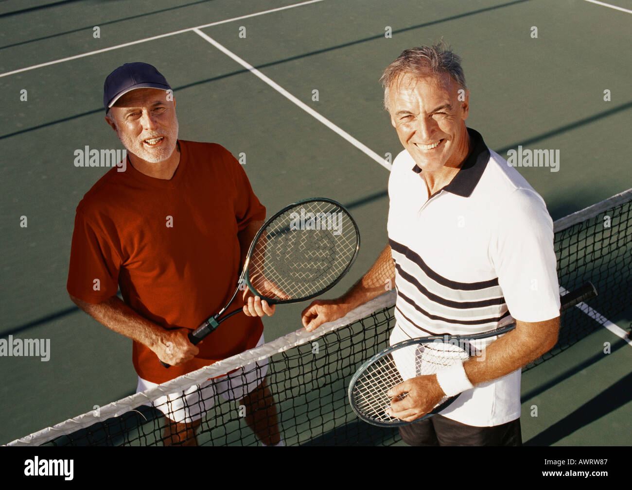 Zwei ältere Männer auf Tennisplatz, Porträt Stockfoto