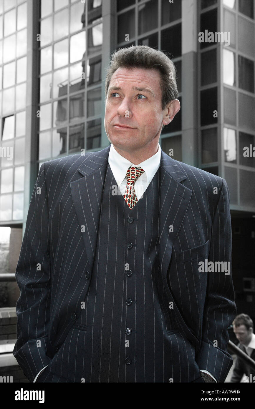 Elegant gekleidet Geschäftsmann vor Glasfront Büro Stockfoto