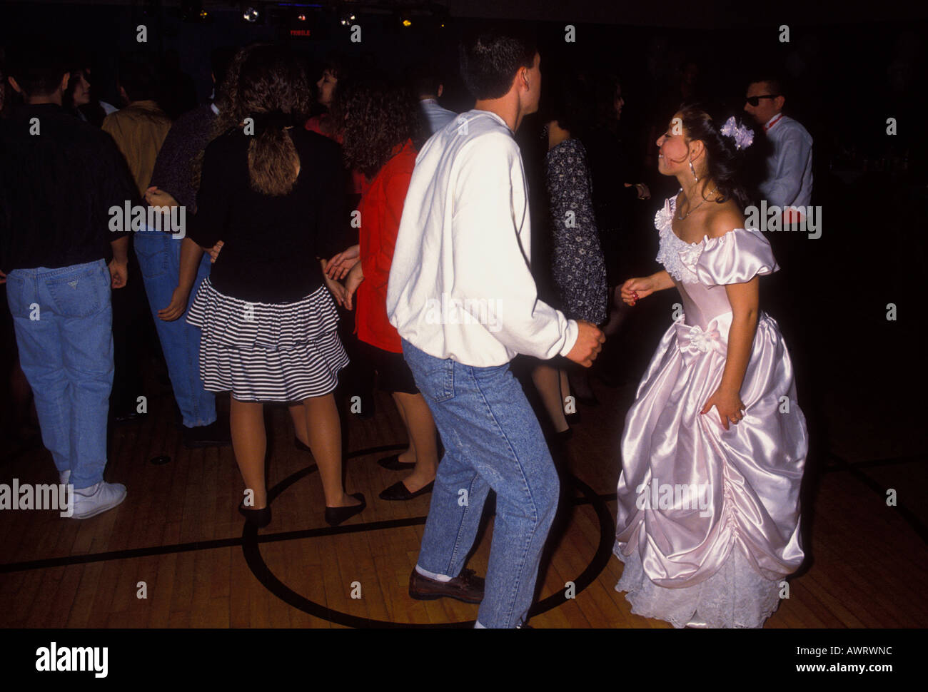Guatemaltekische Amerikaner Leute, Teenager-Jungen und Mädchen, tanzen, Quinceanera Partei, Stadt Novato, California Stockfoto