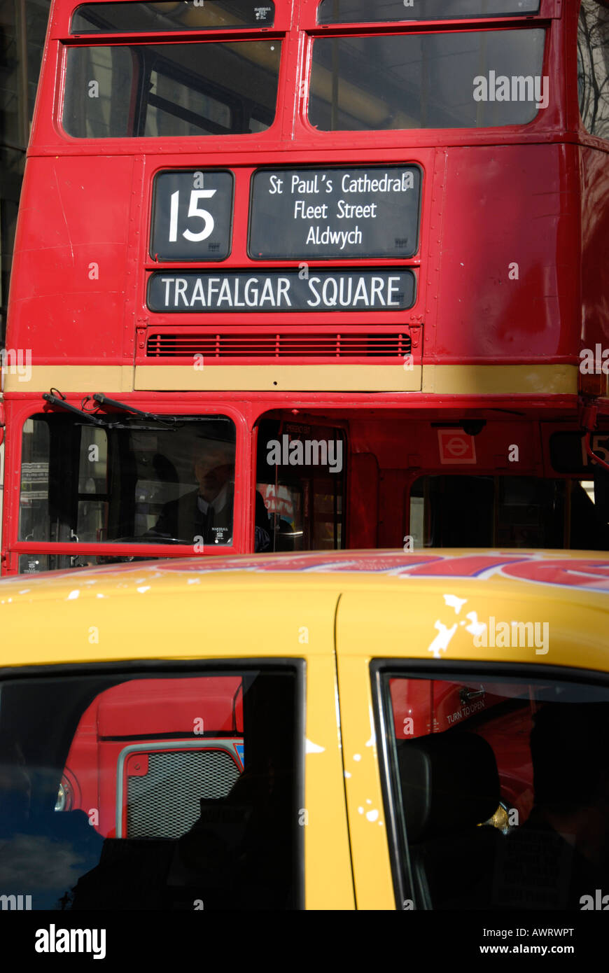 Nahaufnahme von roten London Bus und vorbeifahrenden Taxi Stockfoto