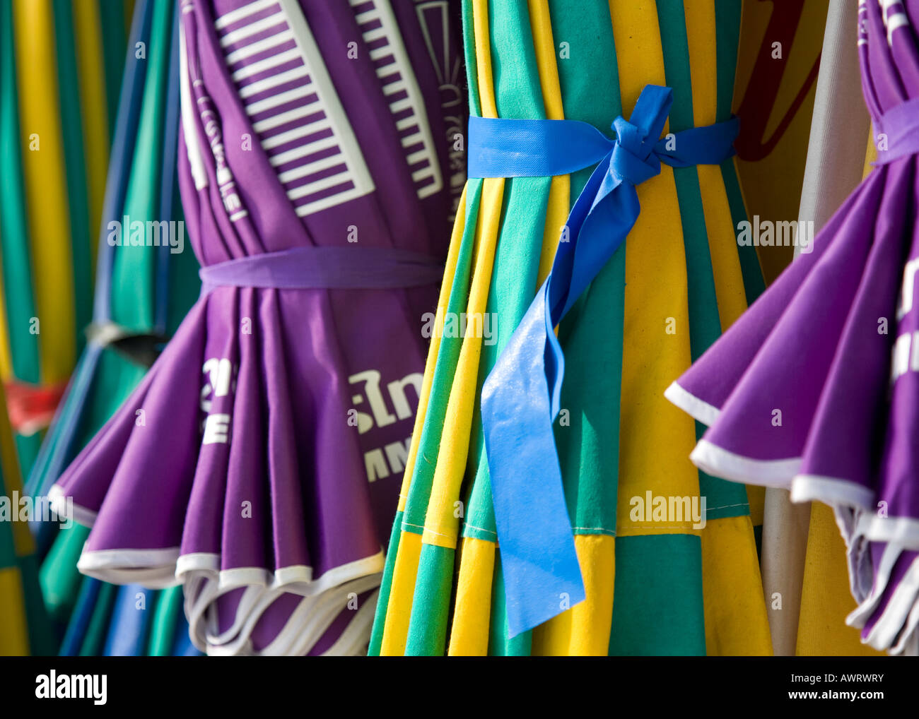 Nahaufnahme von einer Reihe von bunten Sonnenschirmen auf Phuket Beach angeordnet, Thailand Stockfoto