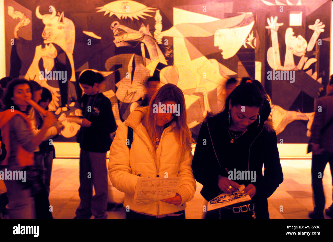 Guernica, Madrid, Spanien, Europa: MNCARS, Museo Nacional de Arte Reina Sofia, Mädchen vor dem Gemälde Guernica von Stockfoto