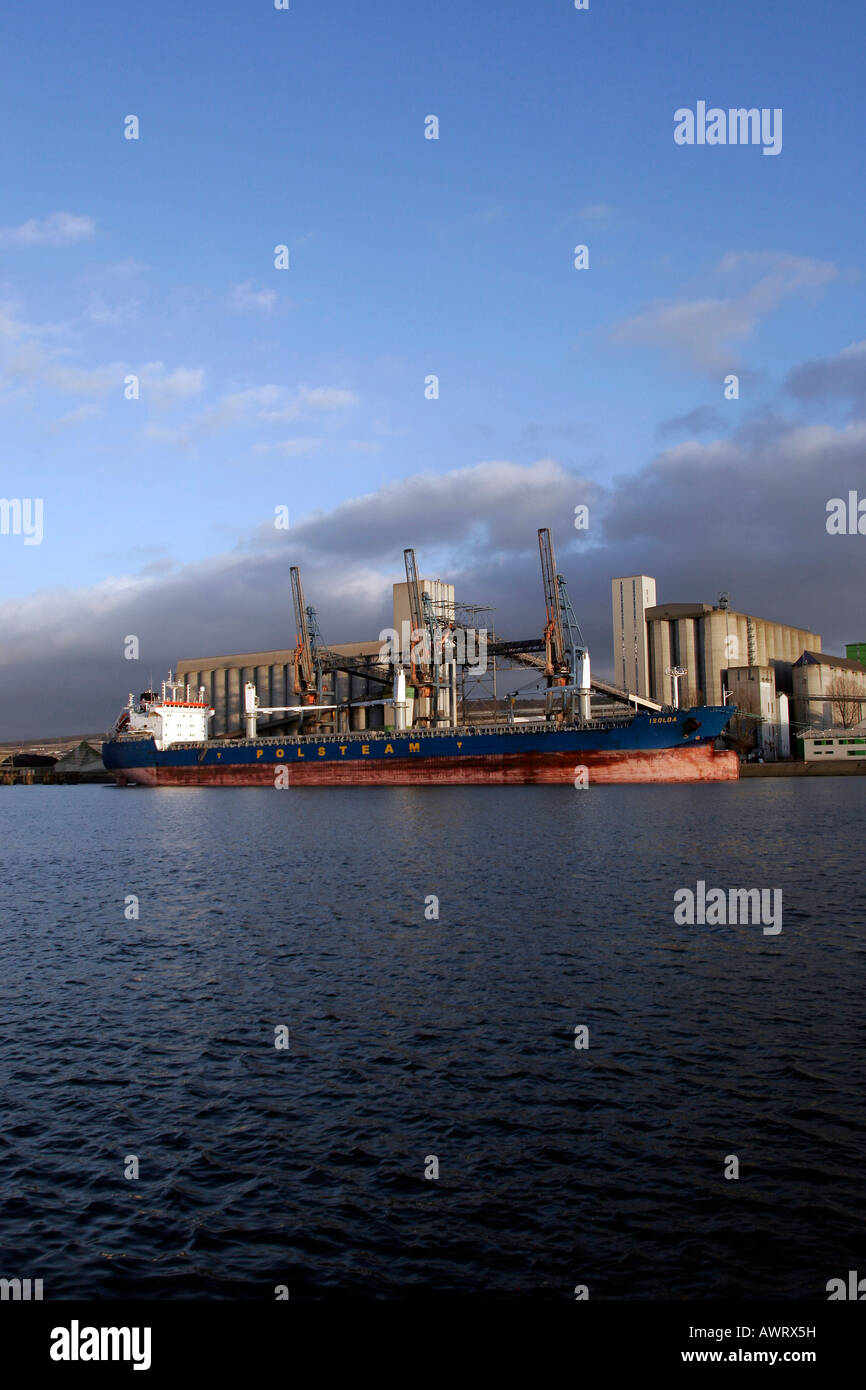 Das Frachtschiff Isolda Korn ist vollgepackt mit Weizen am Senalia Silo Hafen von Rouen Grand Couronne Seine Maritime France Stockfoto