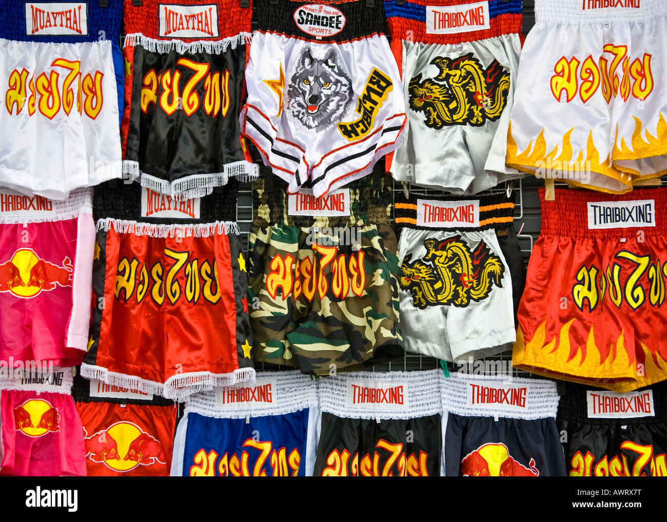 Bunte Thai Boxing shorts für den Verkauf in Phuket, Thailand Stockfoto