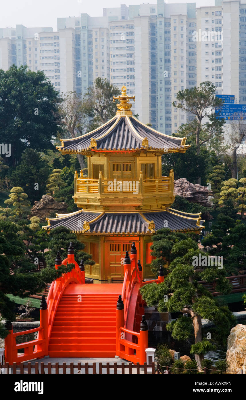 "Goldene Pagode und rote Brücke im Nan Lian Garden Hong Kong" Stockfoto