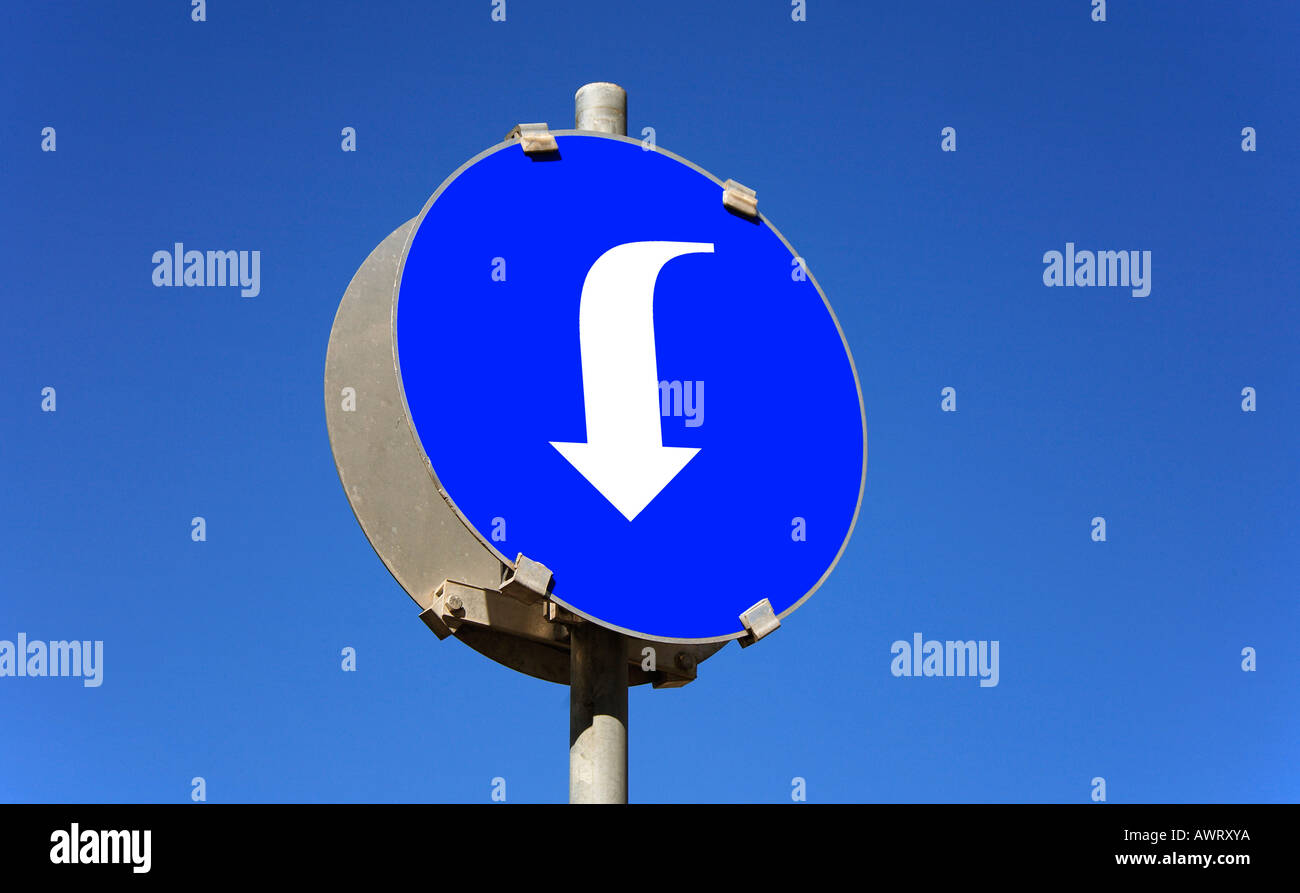 Symbolische Foto - Verkehrszeichen - Pfeil nach unten Stockfoto