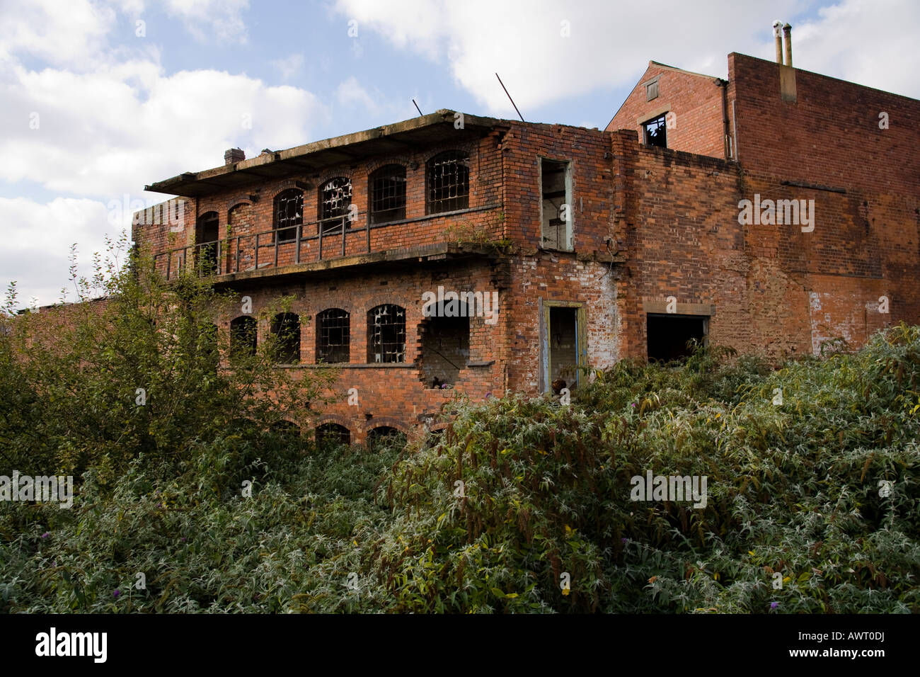 Laufen Sie einmal industrielle Gebäude links zu ruinieren nach Vandalen es mit Feuer an. Legge Lane, Birmingham, 2007. Stockfoto