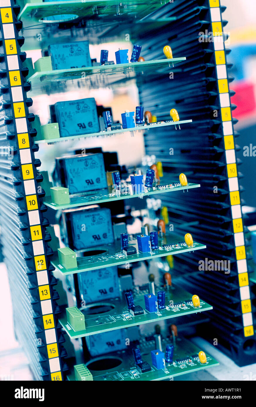 Leiterplatten auf einem Gestell in einem Elektronikunternehmen Stockfoto