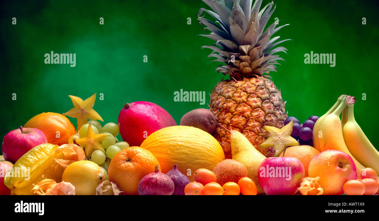 Stillleben mit Differents Obst Pflaumen, Trauben, Melone, Pfirsiche, Feigen, Mango, Bananen und Ananas Stockfoto