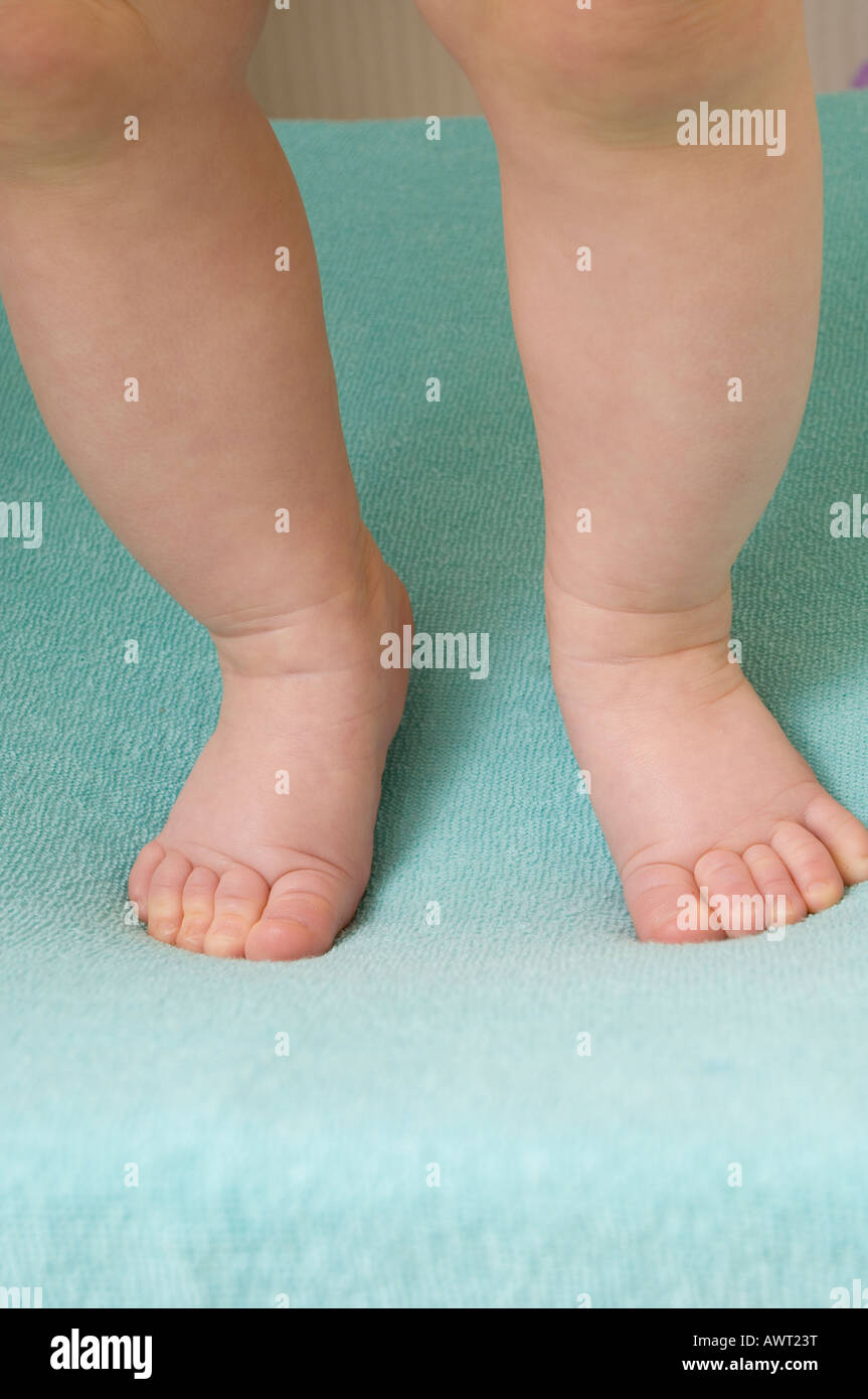 6 Monate altes Baby lernen Mädchen aufstehen Stockfoto
