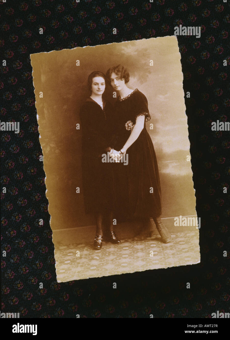 1920er Jahre Vintage-Foto von 2 jungen Frauen, die Hände halten, erwachsenen Schwestern, Frankreich, Europa, ernstes Porträt, Porträts Stockfoto