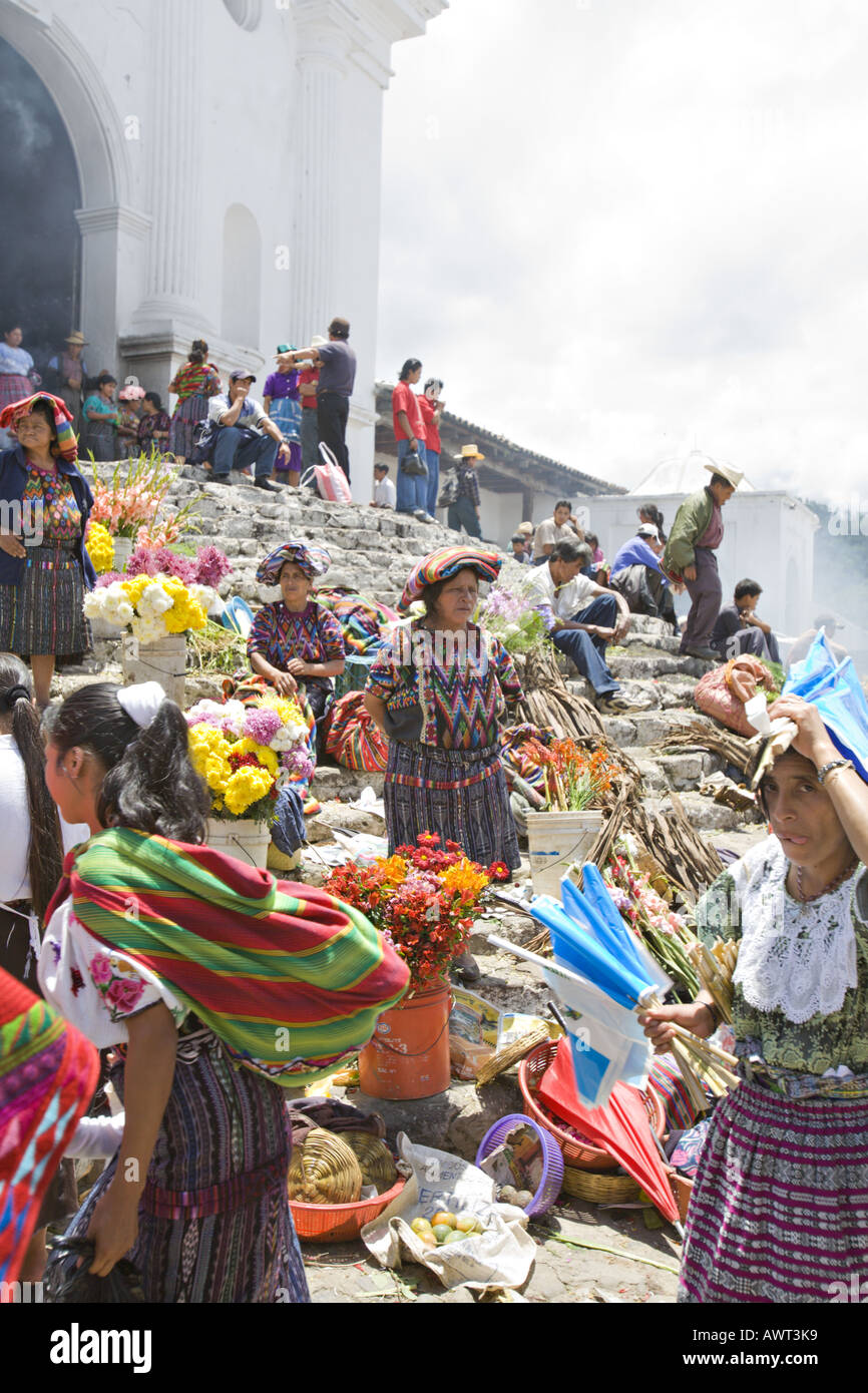 GUATEMALA CHICHICASTENANGO lokale Anbieter verkaufen alles von Blumen und Gemüse auf den Stufen des Santo Tomas Weihrauch Stockfoto