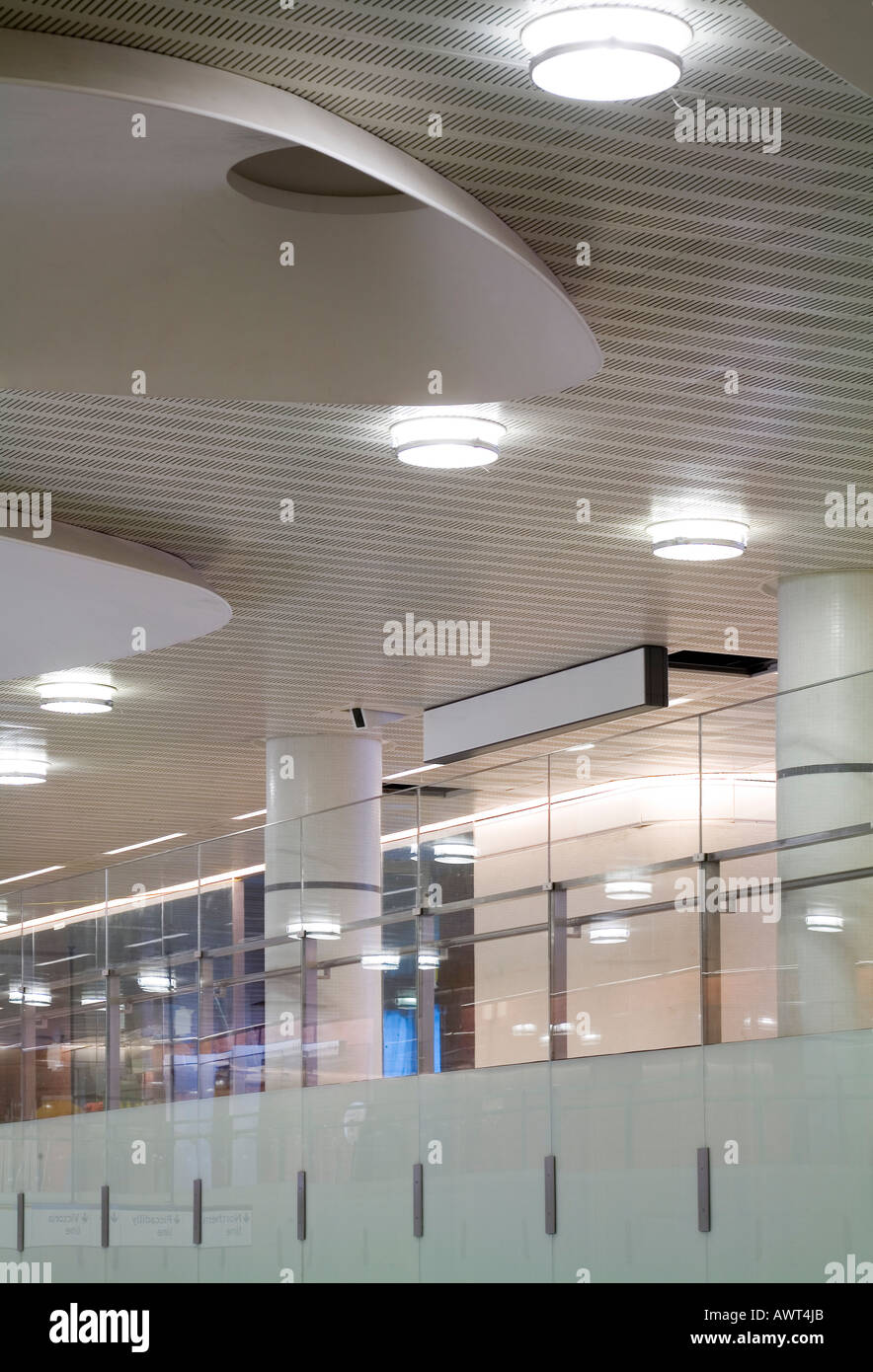 KINGS CROSS U-BAHN TICKET HALL, LONDON, UK Stockfoto