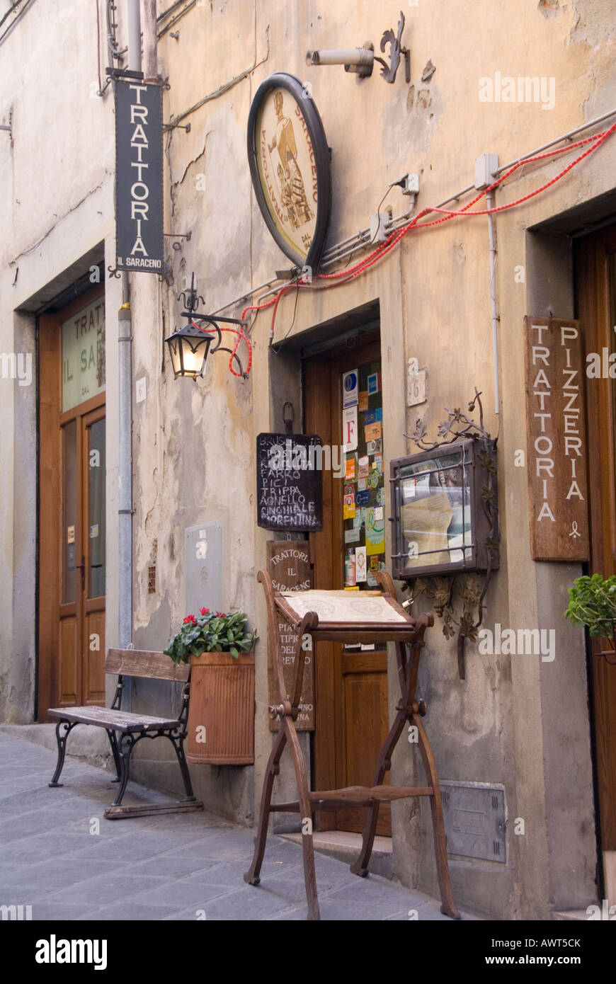 Außen mit Menü-Tafel vor Il Saraceno Restaurant in Arezzo Stockfoto