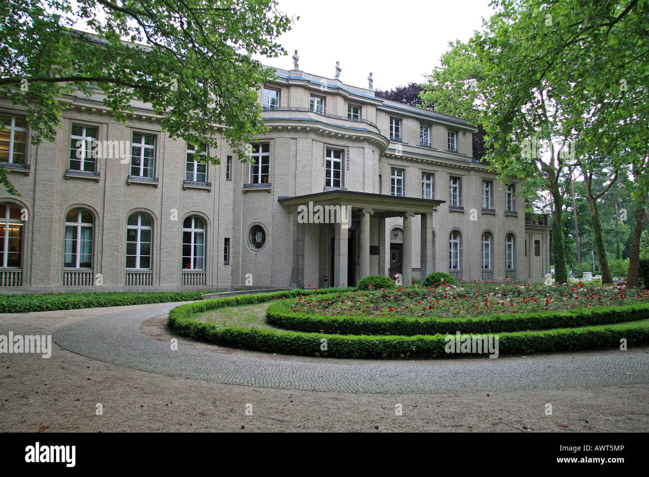 Ein Blick auf den westlichen Aspekt und Auffahrt der Wannsee Villa, Berlin. Stockfoto