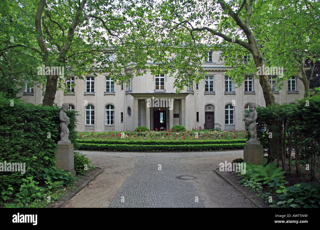 Suchen Sie die Auffahrt in Richtung Wannsee Villa, Berlin. Stockfoto