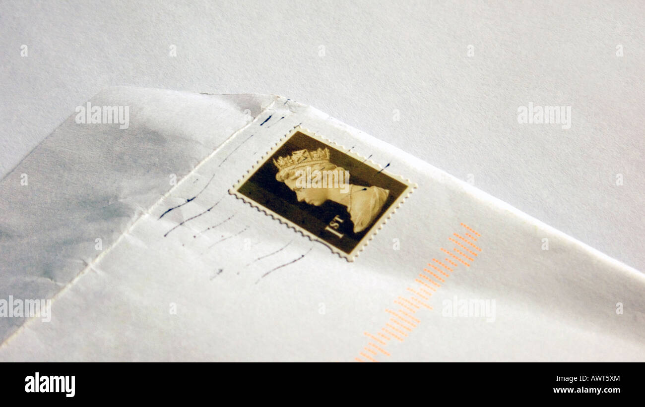Nahaufnahme einer Royal Mail erster Klasse Briefmarke auf einen Umschlag 16:9 Stockfoto