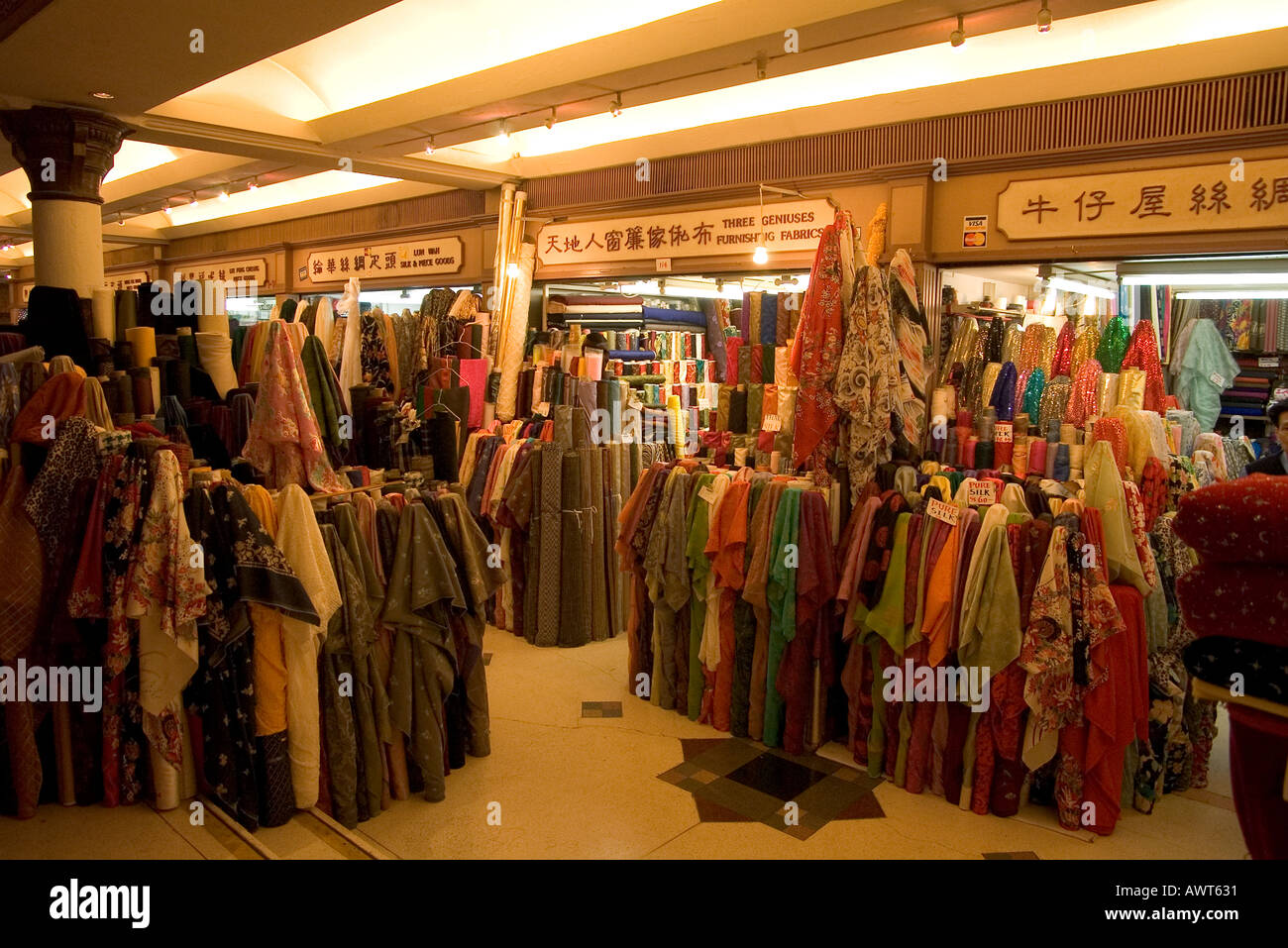 Dh westlichen Markt Sheung Wan in Hongkong Material Seide brötchen Geschäfte China Textile fabric Store orientalische Tuch shop Stockfoto