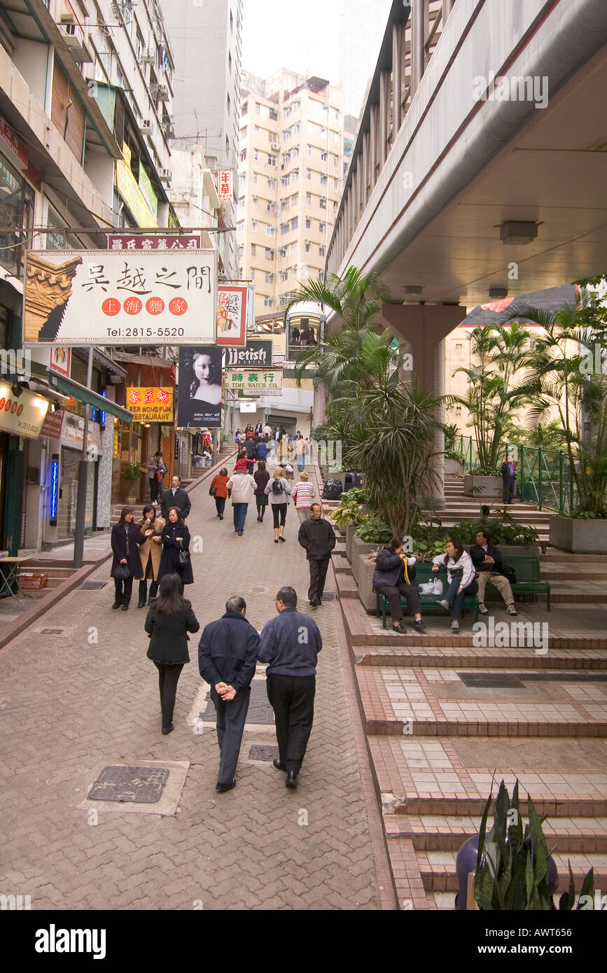 dh mittelgroße Rolltreppe IM ZENTRUM VON HONG KONG Cochrane Street Menschen in der Straße unterhalb der längsten überdachten Rolltreppe Gehsteig erhöhten Szene Stockfoto