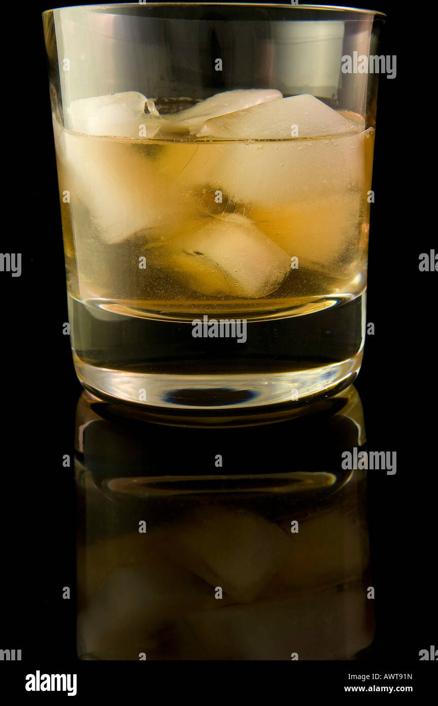 Ein Glas Scotch Whisky auf Eis mit einem schwarzen Hintergrund. Stockfoto