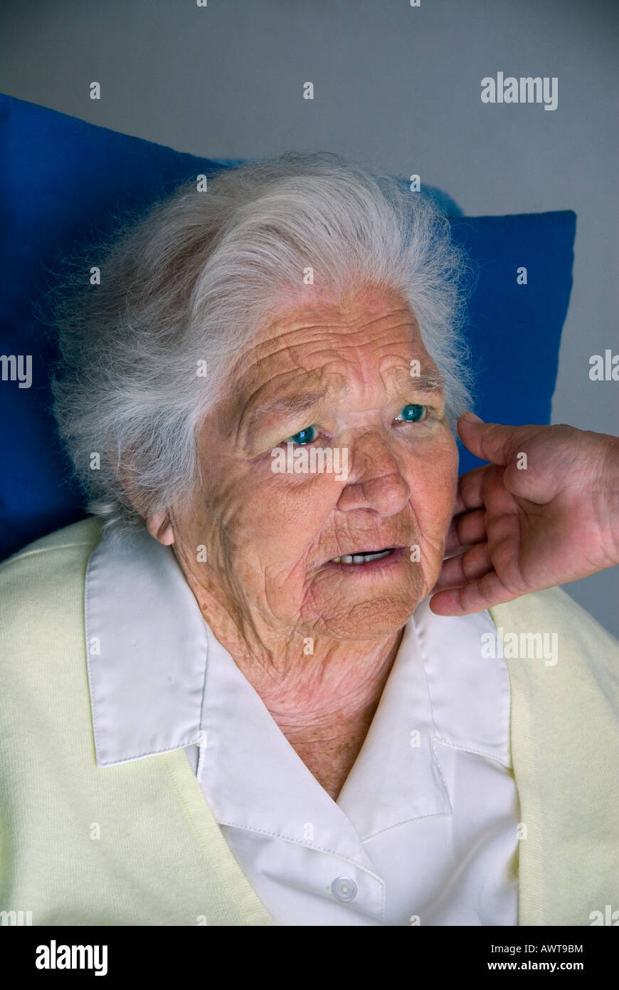Altenpflege Alter Frau traurig besorgt mit tröstend berühren Hand der Gemeinschaft Krankenschwester pfleger ihr Gesicht zu berühren Stockfoto