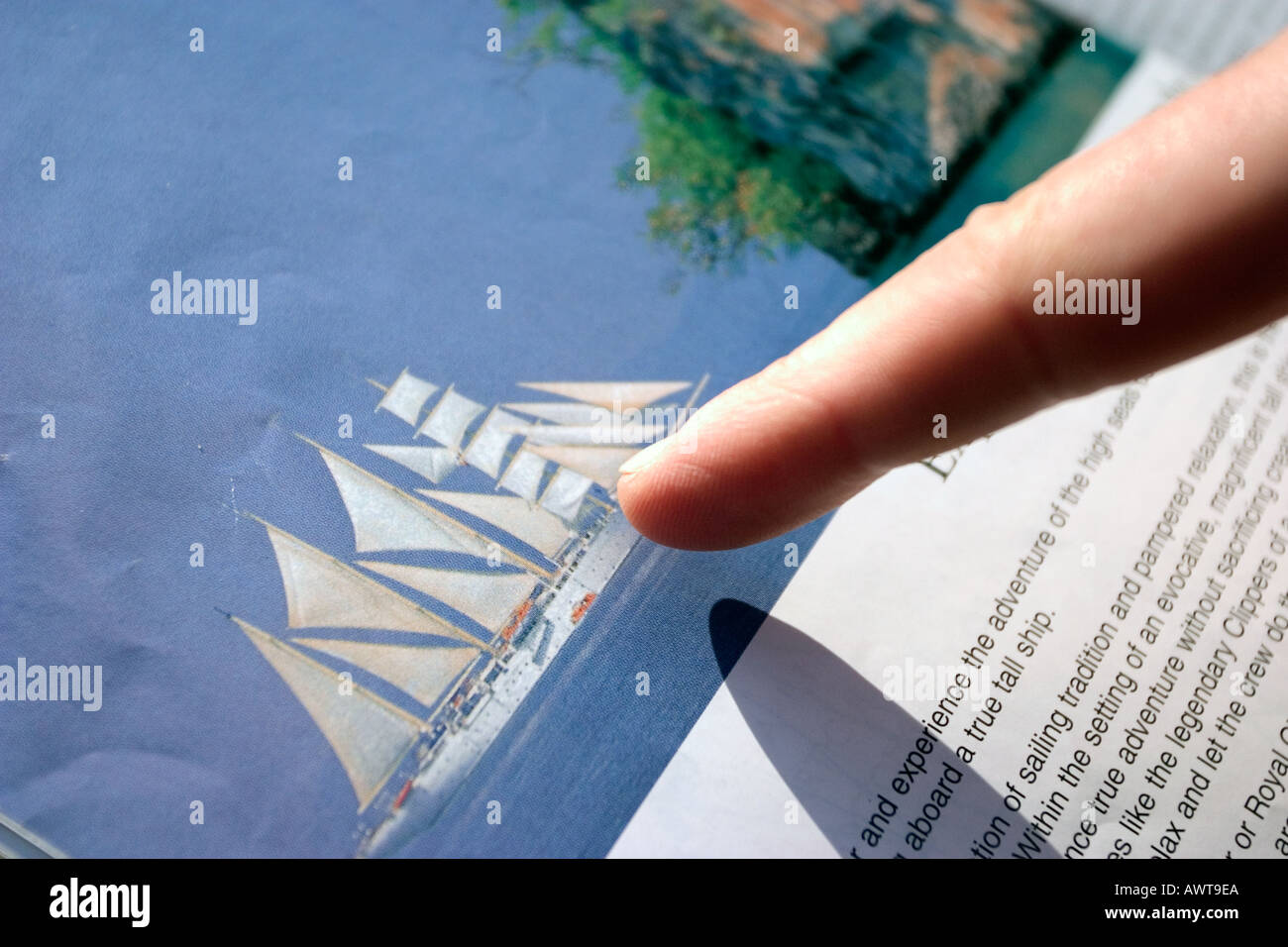 Finger zeigen ein Segelboot für Kreuzfahrt Stockfoto
