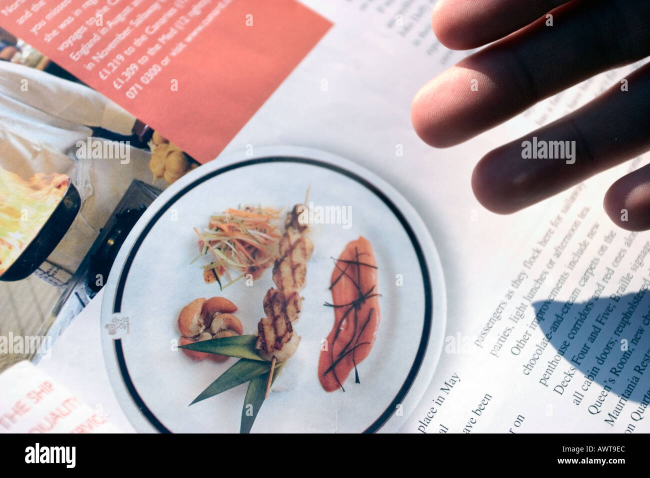 Finger zeigen eine Lebensmittel-Bild auf ein Magazin Stockfoto