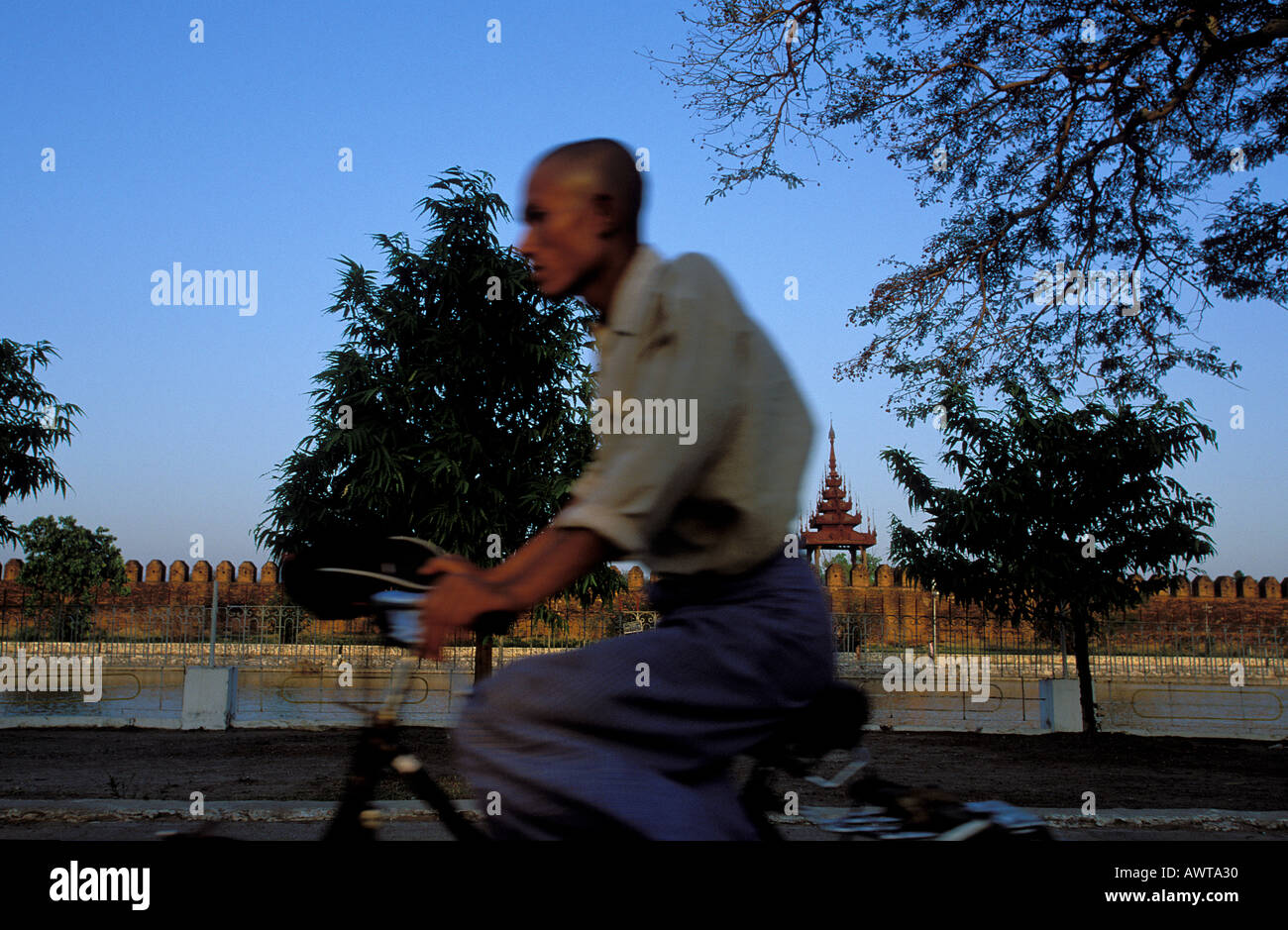 Mandalay Myanmar ein Mann reitet ein Fahrrad von der ummauerten Palast-Areal Stockfoto