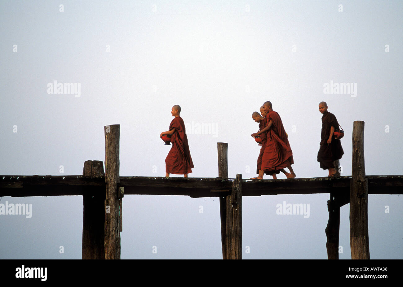 Myanmar Mandalay Region Amarapura buddhistische Mönche überqueren die s U Bein Brücke die längste Teakholz Fußgängerbrücke der Welt Stockfoto