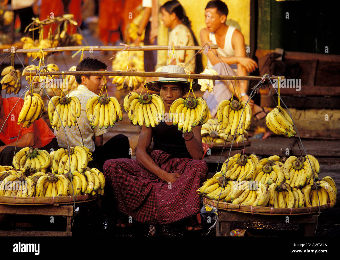 Myanmar-Rangun-Straßenhändler verkauft Banane auf der Straße im zentralen yangon Stockfoto